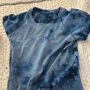 Lullulemon athletic top